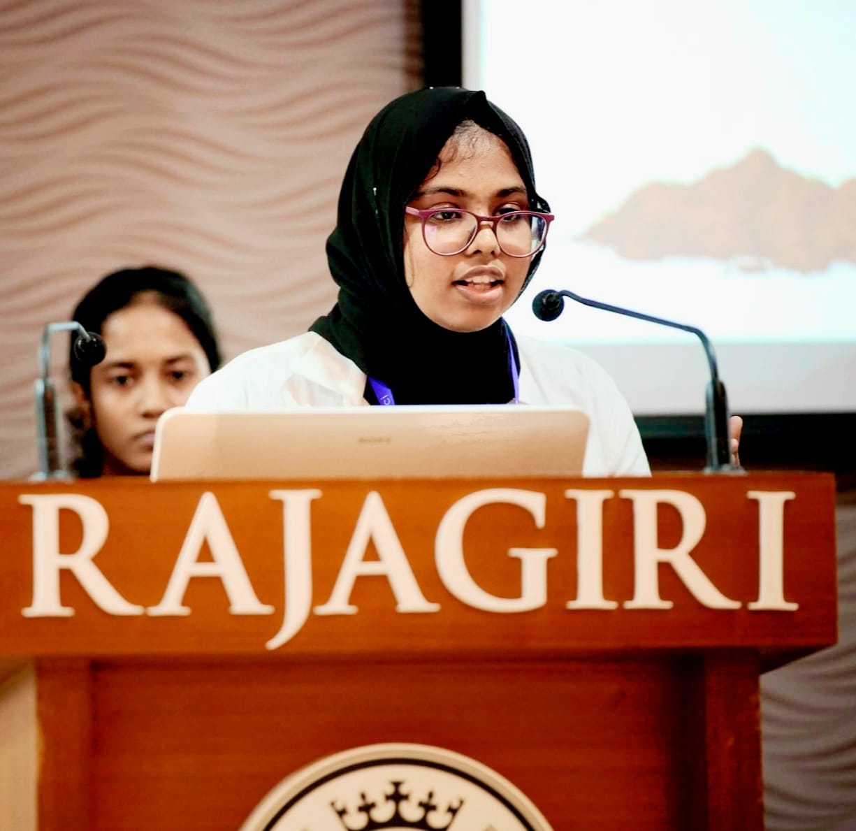 Kalmunai Mahmood College for Women Heartfelt congratulations to the proud student fatheeha Hakeem!